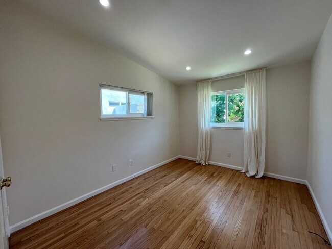 Building Photo - AVAILABLE NOW! Encino home w/all appliance...