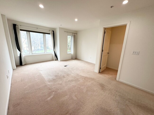 Building Photo - Rare Townhome 2 bed 2 bath in Heart of Bellevue Downtown