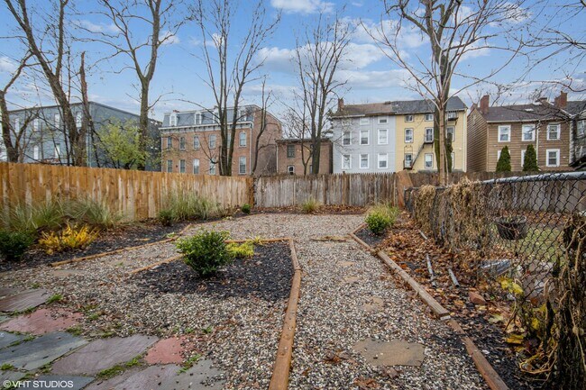 Building Photo - Stylishly Renovated 3 Bedroom 2 bathroom House