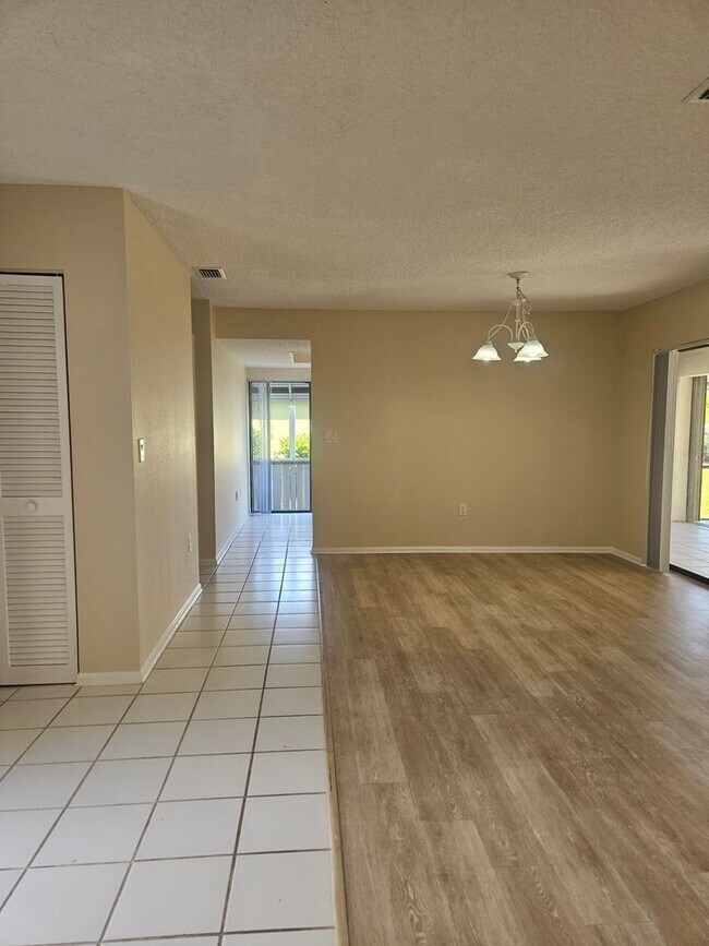 Building Photo - Port Charlotte home