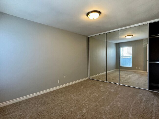 Building Photo - Beautiful Pacific Beach Condo Walking Distance To Beach and Bay