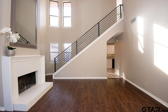 Building Photo - 5907 Hollytree Dr