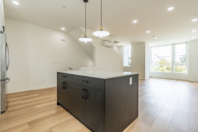Building Photo - 8326 C 16TH AVE NW 98117