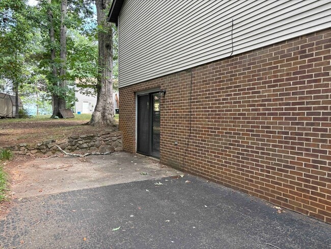 Building Photo - Beautiful Single Family Home Located Near ...