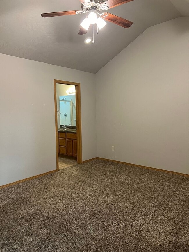 Building Photo - 3 bedroom, 2 bathroom, 2 car garage duplex in Republic