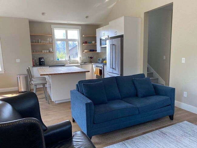 Building Photo - Furnished West Bend Home Available May-November