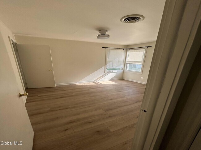 Building Photo - 10 Grove Pl