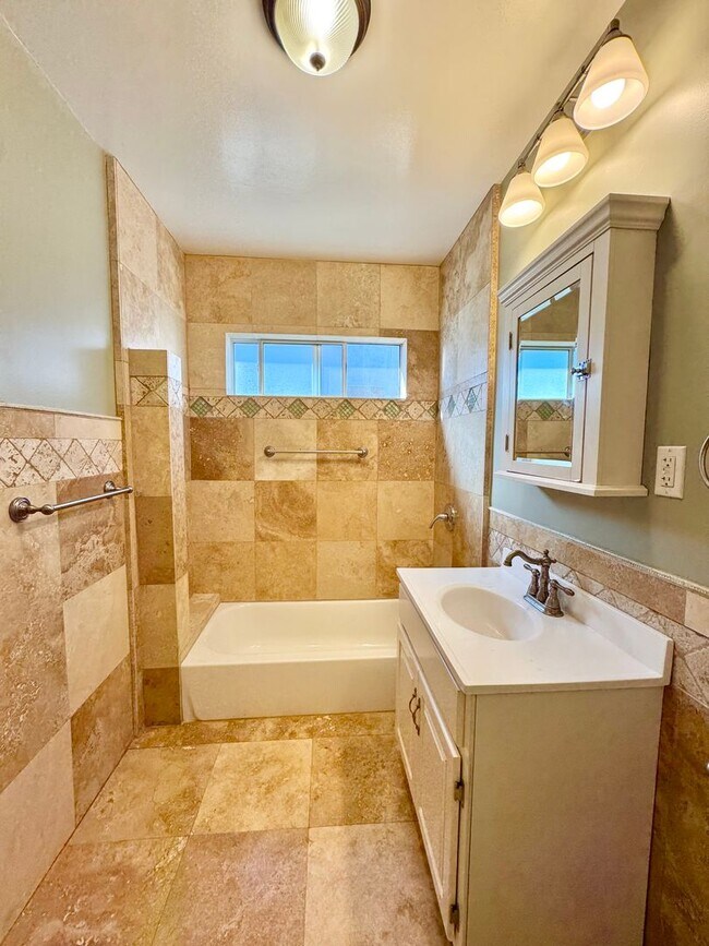 Building Photo - Naples Island Gem!