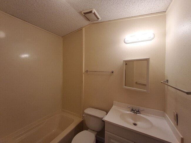 Building Photo - Two Bedroom House