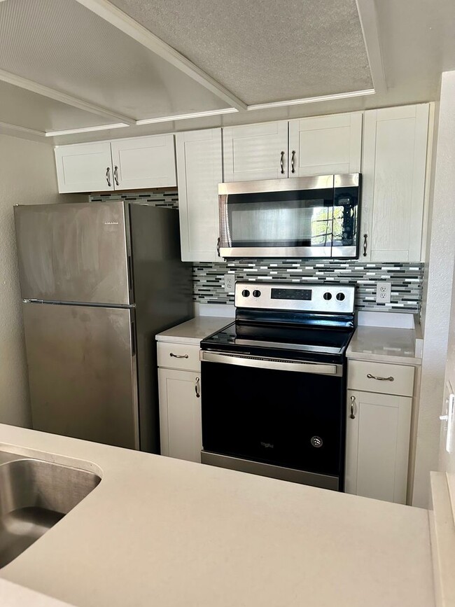 Building Photo - Stylish Towne House in Mesa with Community POOL