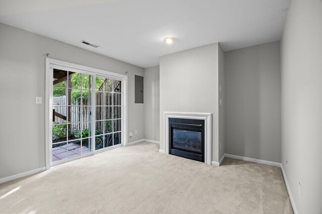 Building Photo - Spacious 3 Story Townhome Located in the Heart Raleigh! Available Now!