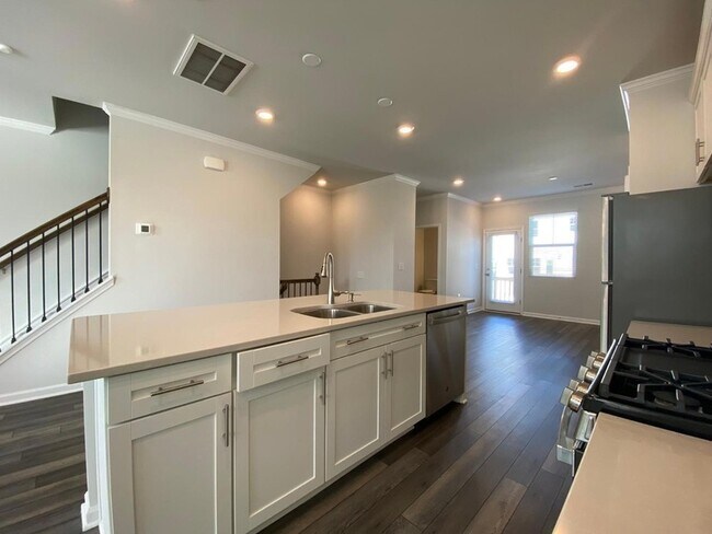 Building Photo - 702 Gimari Dr