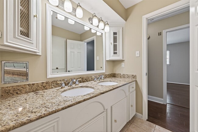 Building Photo - 2815 Bermuda Dunes Dr