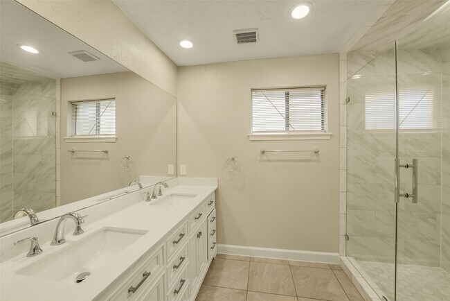 Building Photo - 21211 Park Mt Dr