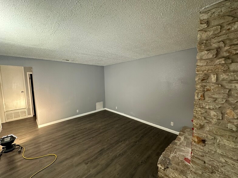 Building Photo - 10100 Brownie Dr
