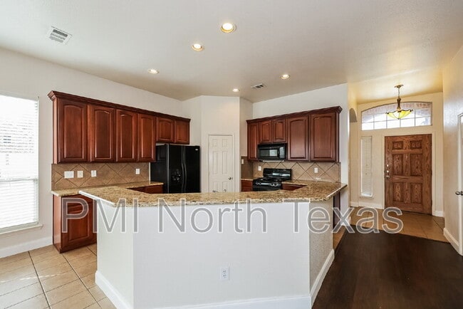 Building Photo - 6004 Lakecrest Dr