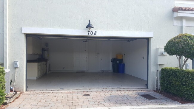 Building Photo - 708 NW 83rd Pl