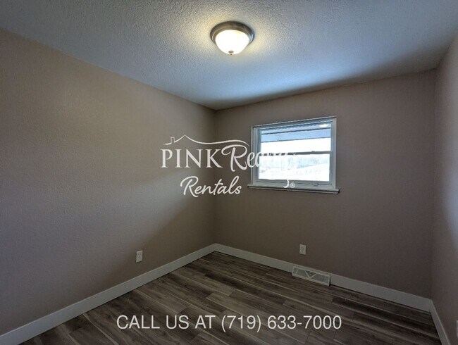 Building Photo - 2545 Lelaray St