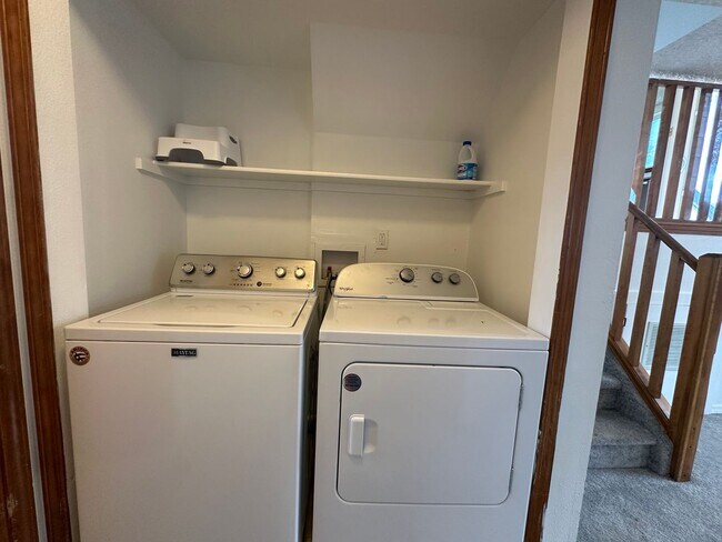 Building Photo - 3 Bed 2 Bath Home Minutes From Fort Carson...