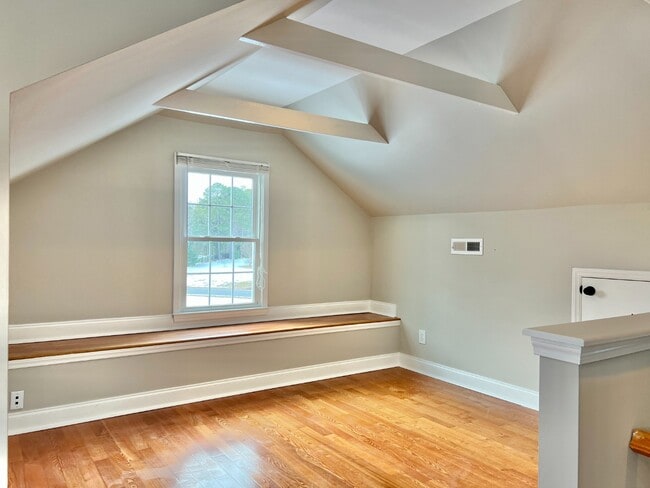 Building Photo - SPACIOUS INSIDE AND OUT!