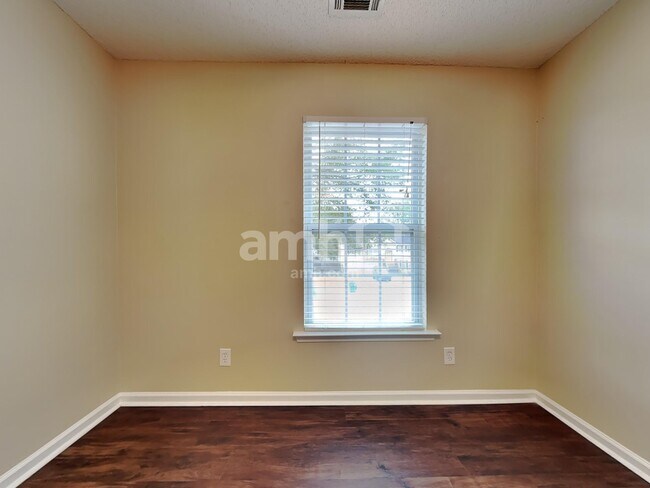 Building Photo - 112 Fox Trace