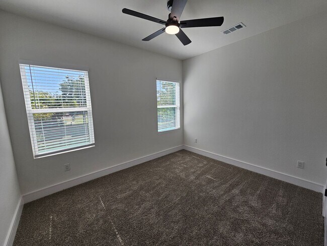 Building Photo - Available now ready for immediate move in ...