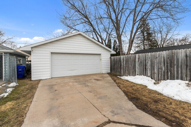 Building Photo - 1020 W Winnebago St