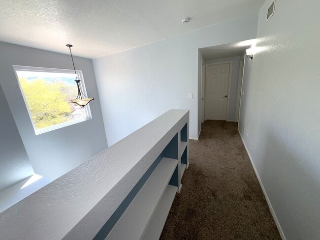 Building Photo - Beautiful eastside location