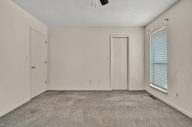 Building Photo - 7007 Oak Ct