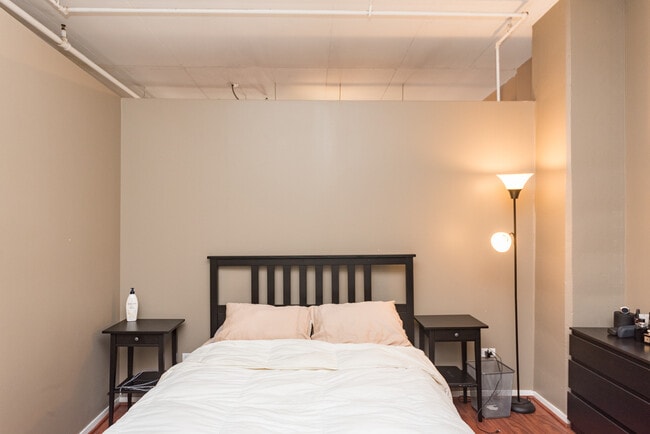 Building Photo - 212 E Cullerton St