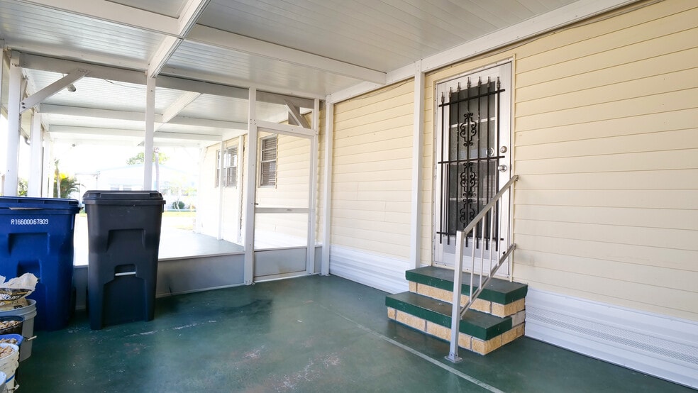 SCREENED LANAI PORCH - 209 50th Avenue Plz E