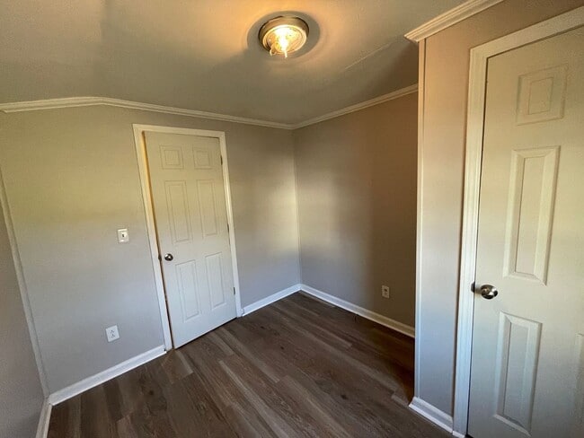 Building Photo - 3 bedroom 1 bath house available!