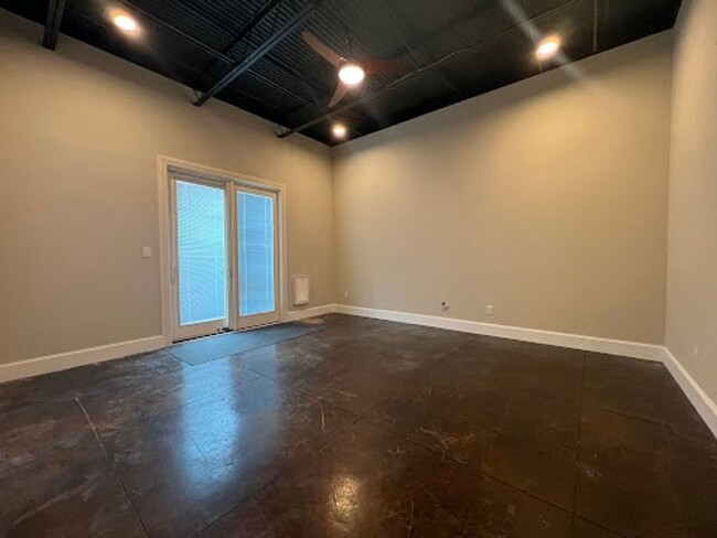 Building Photo - Charming Two Bedroom Loft in Houston with ...