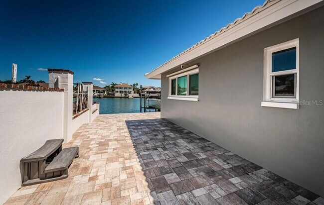 Building Photo - 2180 Dolphin Blvd S