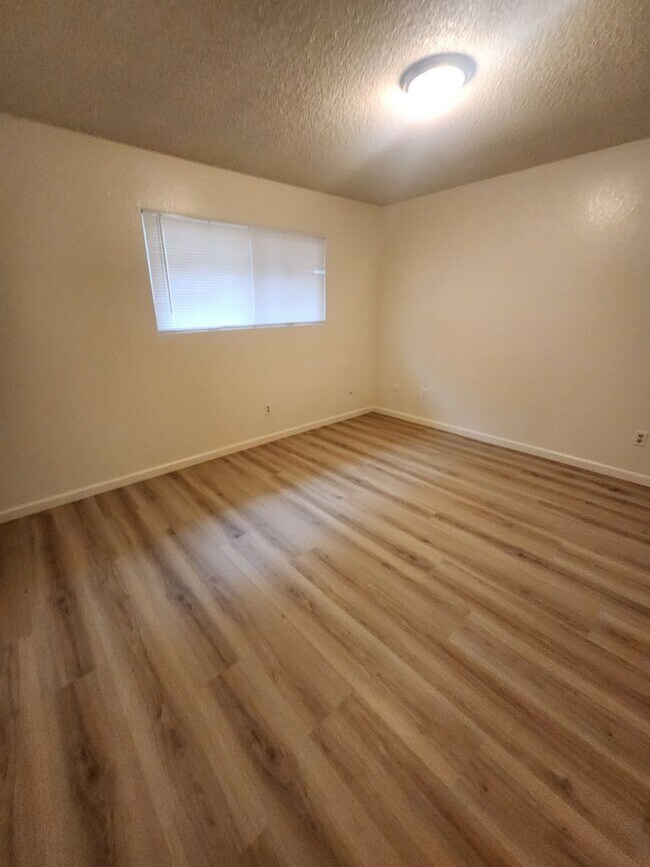 Building Photo - L77700