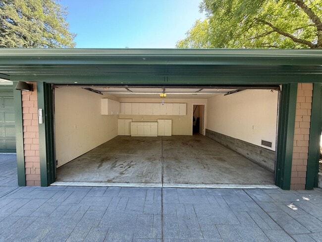 Building Photo - CRAFTSMAN STYLE TWO STORY 2BD/2BA END UNIT...