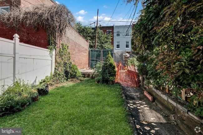 Building Photo - 2441 Fairmount Ave