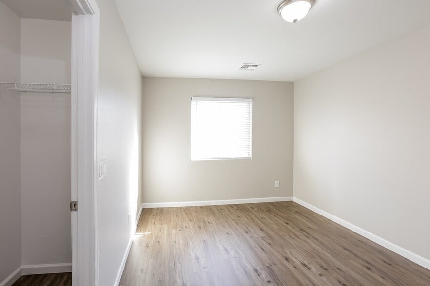 Building Photo - 10260 E Isleta Ave