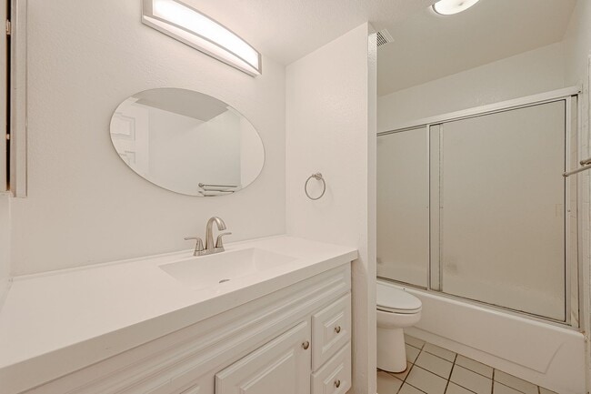 Building Photo - Value priced in North Phoenix!