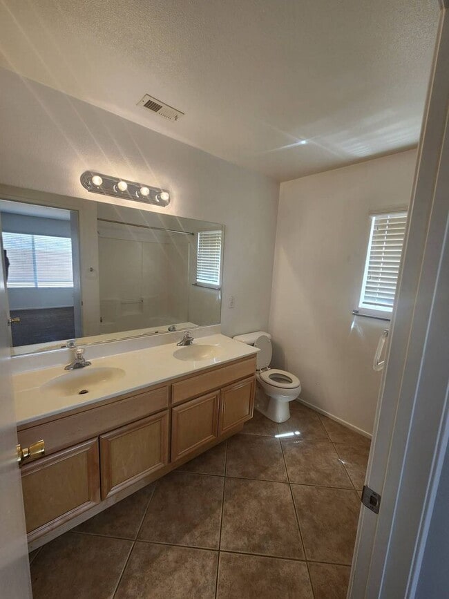 Building Photo - Beautiful Home in the Desert Vista Community