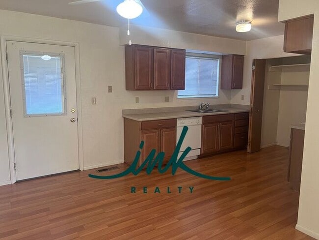Building Photo - Lovely Gardnerville Townhome