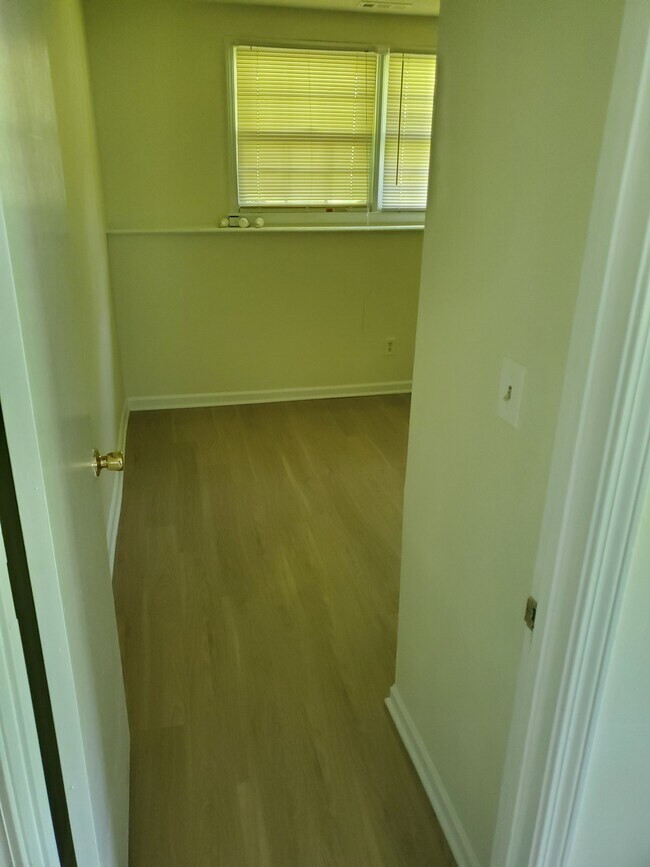 Building Photo - 1925 Heatherwood Dr