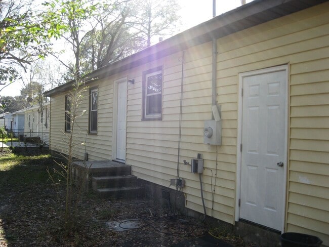 Building Photo - Cozy home