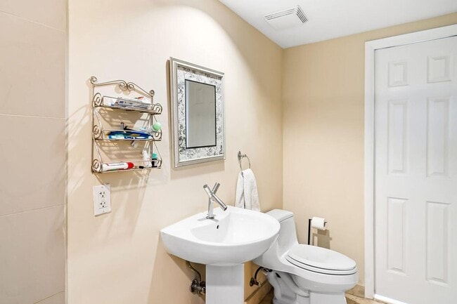 Building Photo - 18911 Collins Ave