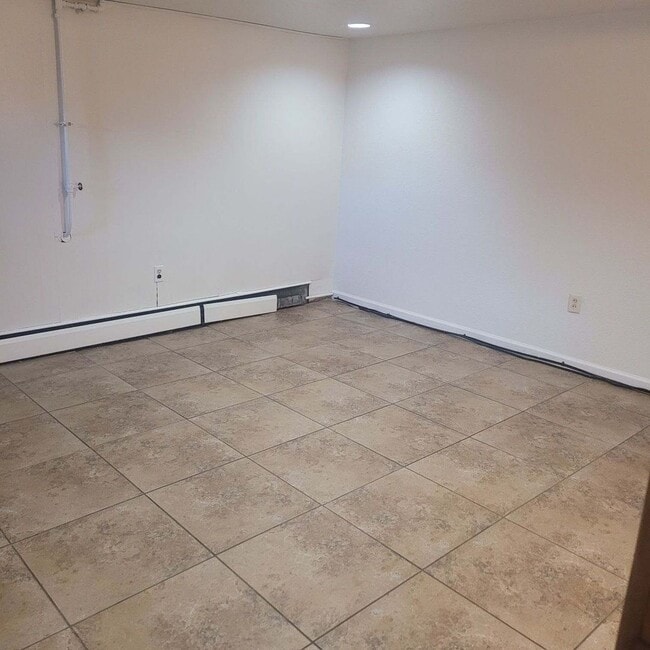 Building Photo - 2 Bed, 1 Bath Basement Unit Near CMU!!!!