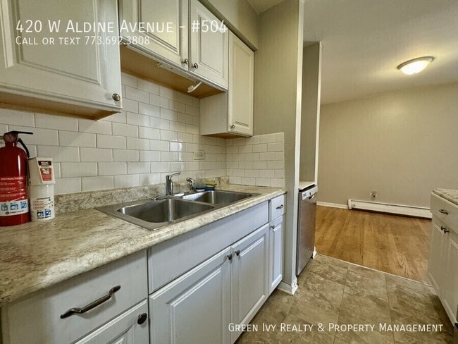 Building Photo - 420 W Aldine Ave