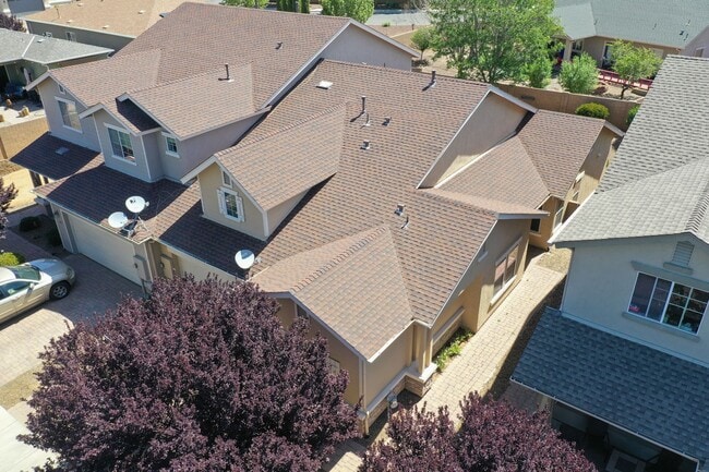Building Photo - Beautiful 2 bed + den, 2 bath townhome in ...