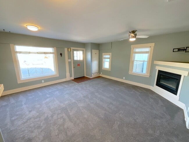 Building Photo - 1 Bedroom Home Available Near Colorado Ave & S 10th St!