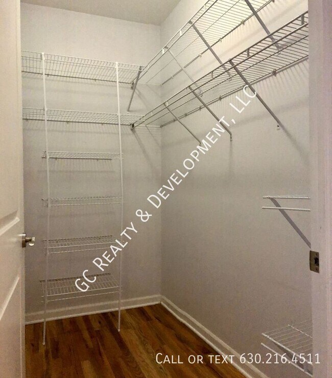 Building Photo - 2520 S Oakley Ave