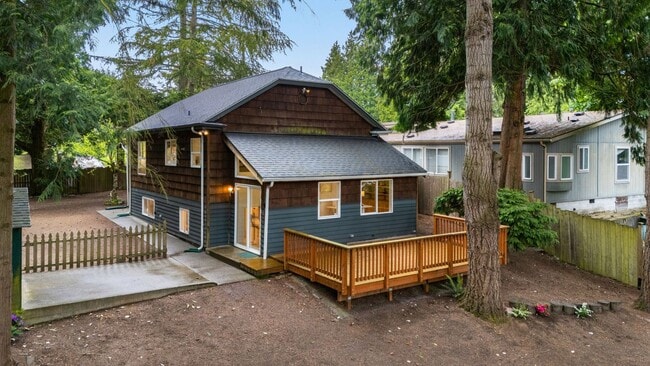 Building Photo - Charming 3 Bed / 1.75 Bath Craftsman-Style...